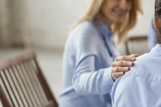 close-up-blurry-people-in-therapy